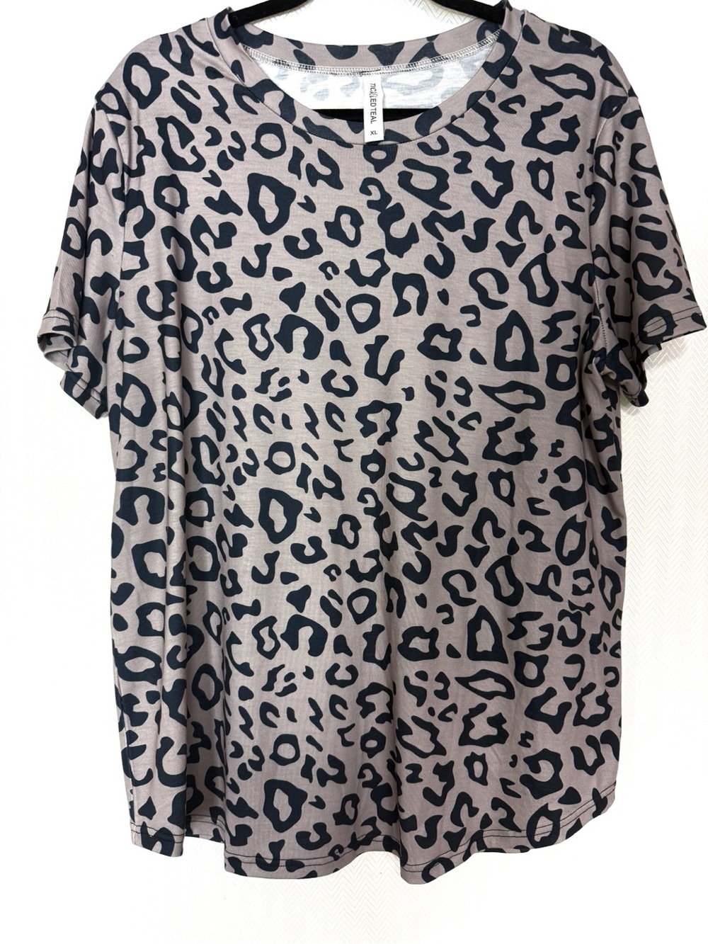 NWOT Tickled Teal Short Sleeve Leopard Print T-Shirt - Size XL